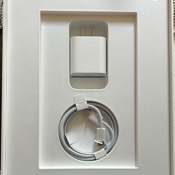 Apple iPad NEW IN BOX 10th Generation - Picture 4 of 4